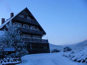 冬天的黑山旅馆