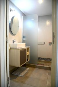 布宜诺斯艾利斯Montañeses 2830 Modern Flat的一间带水槽和镜子的浴室