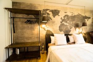 Linkenheim-Hochstetten#thelittlebeauty的墙上有一张世界地图的卧室