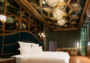 高雄御宿汽车旅馆中华馆的卧室配有白色的床和绿色的墙壁