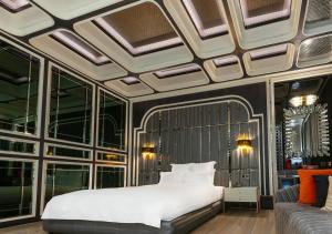 高雄御宿汽车旅馆中华馆的一间卧室配有一张大床和一张沙发