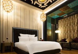 高雄御宿汽车旅馆中华馆的卧室配有一张白色的大床和一张沙发。