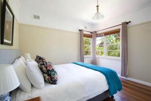 肯图巴Rodova Cottage的卧室配有白色的床和窗户。