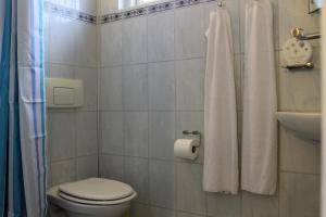 哥本哈根拉维莱宾馆的浴室配有白色卫生间和盥洗盆。