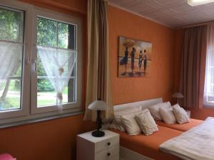 布尔格Ferienwohnung Rosi Stoppa的一间卧室配有一张带橙色墙壁和窗户的床。