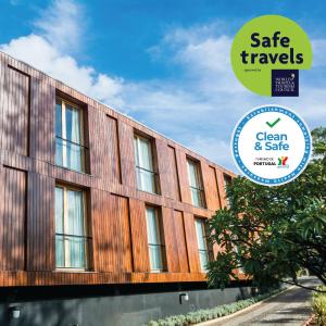 丰沙尔孔德卡瓦利亚尔艺术酒店的带有安全、绿色和安全的标志的建筑