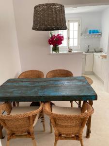 桑特柳伊斯Es Chalet的餐桌、椅子和厨房
