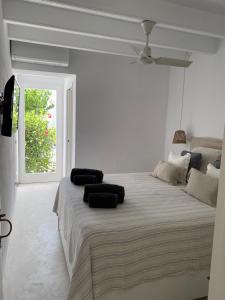 桑特柳伊斯Es Chalet的白色卧室配有一张大床和黑色枕头
