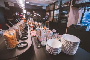 哥本哈根安徒生酒店的盘子和罐子食品的自助餐