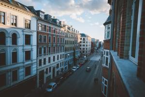 哥本哈根安徒生酒店的享有拥有建筑和汽车的城市街道的景色