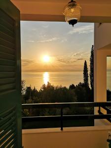 贝尼蔡斯Nikoli Apartments的从房子的阳台上可欣赏到日落美景
