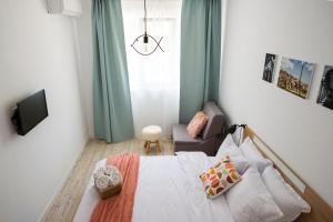 大特尔诺沃Tarno Guest House的卧室配有床、椅子和窗户。