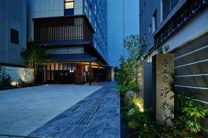 京都Mitsui Garden Hotel Kyoto Kawaramachi Jokyoji的大楼前空的街道