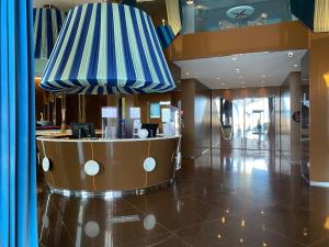 巴里JR Hotels Bari Grande Albergo delle Nazioni的餐厅拥有蓝色和白色条纹天花板