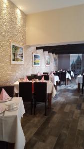 弗赖堡葡萄园酒店的一间带桌椅的餐厅以及砖墙