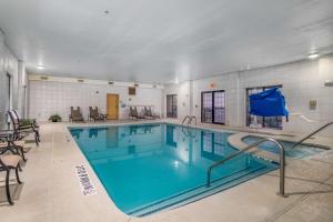 沙姆罗克三叶草旅馆及套房贝斯特韦斯特优质酒店的大楼内一个蓝色的大型游泳池