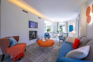 马里纳迪马萨Villa Victor 100m from sea - Happy Rentals的客厅配有蓝色的沙发和桌子