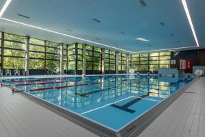 菲施Sport Resort Fiesch - Fiescher Hostel的大楼内的大型游泳池