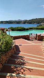 罗通多港LUXURY Apartment garden, pool, tennis, private beach in Porto Rotondo的通往游泳池的通道