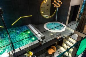 贝尔格莱德Marconio Wellness Private Pool & SPA - City Center的享有酒店游泳池的顶部景色