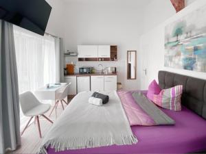 Kolonie RöntgentalSchwanenburg Apartments的一间卧室配有一张大床和紫色地毯