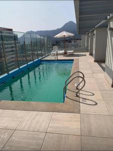 圣地亚哥Depto Estoril Clinica Las Condes的一座大楼顶部的游泳池