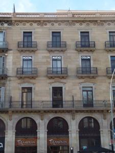 巴塞罗那新科隆旅馆的一个带窗户和阳台的大厅