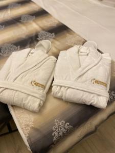 奥伯豪森Kispet Deluxe Hotels&Suites的商店货架上的两条毛巾