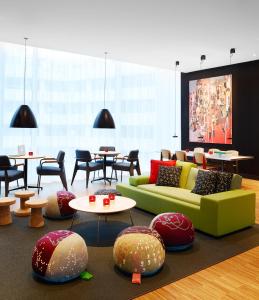 鹿特丹鹿特丹世民酒店的带沙发和桌椅的客厅