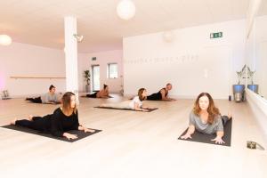 斯莱戈斯特兰希尔小屋及套房酒店的一群坐在地板上参加瑜伽课的人
