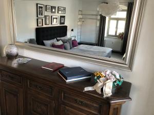 梅森Stadthaus Rosengasse的一间卧室配有一张床和一个带镜子的梳妆台