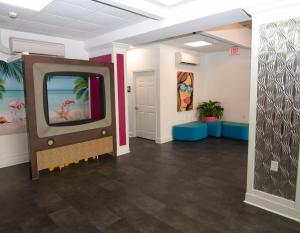 默特尔比奇水族海滩酒店 的一间空房间,房间配有电视