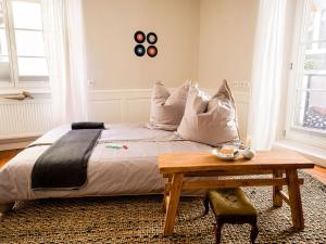 林道altstadtherz的一间卧室配有一张带枕头和桌子的床