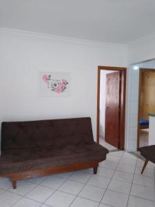 桑托斯Apto no Bairro do Gonzaga的一间有门的房间的棕色沙发