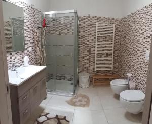 塔维亚诺appartamento Luigi的带淋浴、卫生间和盥洗盆的浴室