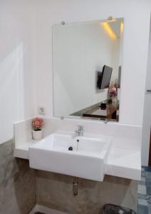 万隆PETA HOSTEL Bandung的浴室设有白色水槽和镜子