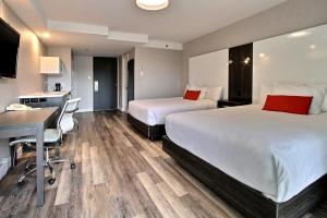 魁北克市古典酒店的酒店客房配有两张床和一张书桌