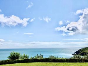 布里克瑟姆Loxley's Devon Lodge的阳光明媚的日子,您可以欣赏到海洋美景。