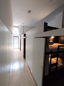 巴塞罗那巴塞罗那蚂蚁旅舍的带双层床的走廊客房