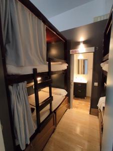 巴塞罗那巴塞罗那蚂蚁旅舍的客房内的一组双层床