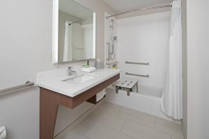 西塔科西雅图--西塔克机场智选假日酒店的白色的浴室设有水槽和浴缸。