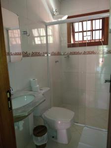 圣安东尼奥-杜皮尼亚尔Chale da Ana的浴室配有卫生间、盥洗盆和淋浴。