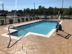 塔尔萨avid hotel Tulsa South - Medical District的游泳池旁边设有金属扶手