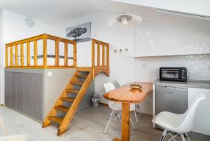 斯普利特Apartment Tomas的一间带桌子和高架床的小厨房