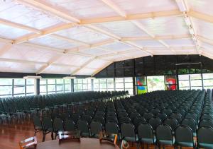 马瑙斯Uiara Amazon Resort的一个带绿色椅子和窗户的空礼堂