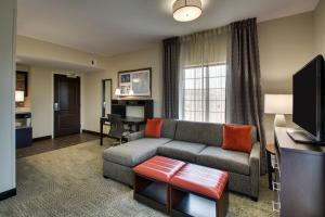 岩石丘Staybridge Suites - Rock Hill, an IHG Hotel的客厅配有沙发和桌子