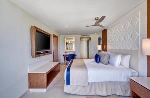 BambooRoyalton Grenada, An Autograph Collection All-Inclusive Resort的一间酒店客房,配有一张床和一台电视