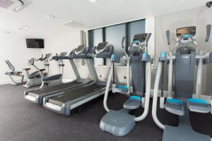 伯明翰斯泰布里奇套房酒店的健身中心和/或健身设施
