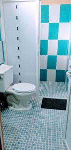 Playa EstacahuiteGloria's Hotel的一间带卫生间的浴室和瓷砖地板。