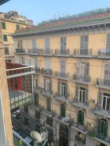 那不勒斯Alexander hostel的享有带阳台的建筑和街道的景色
